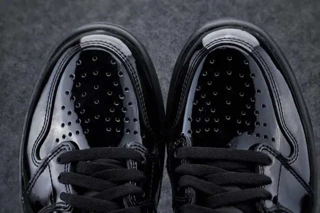 Air Jordan Chaussures de Basketball Noir et Or Cuir Patenté Brillant avec Accents Métalliques 4