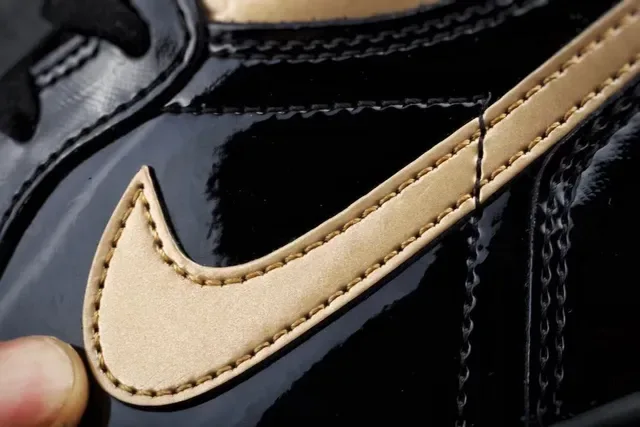 Air Jordan Chaussures de Basketball Noir et Or Cuir Patenté Brillant avec Accents Métalliques 5