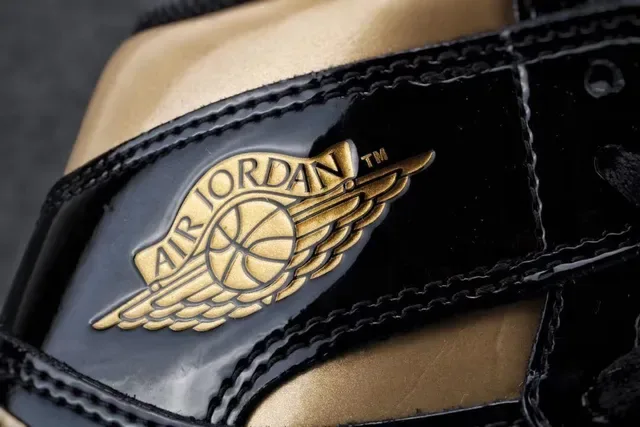 Air Jordan Chaussures de Basketball Noir et Or Cuir Patenté Brillant avec Accents Métalliques 6