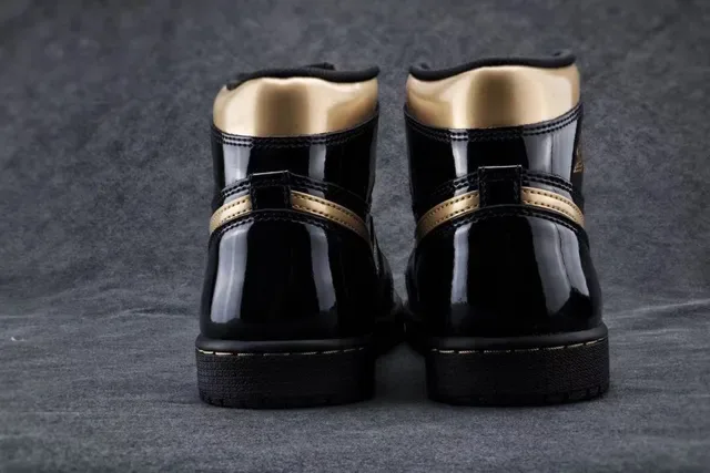 Air Jordan Chaussures de Basketball Noir et Or Cuir Patenté Brillant avec Accents Métalliques 7