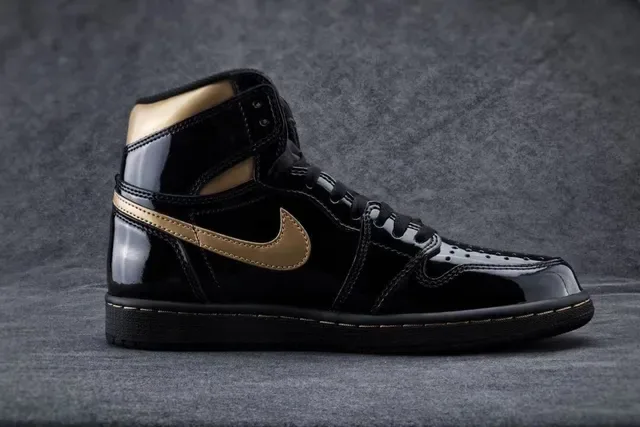 Air Jordan Chaussures de Basketball Noir et Or Cuir Patenté Brillant avec Accents Métalliques 8