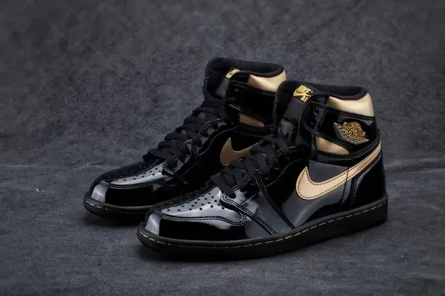 Air Jordan Chaussures de Basketball Noir et Or Cuir Patenté Brillant avec Accents Métalliques 9