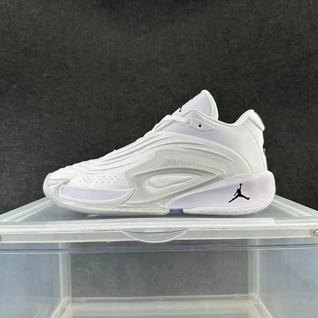 Chaussures de basketball Air Jordan ISOPULSE blanc et gris 2