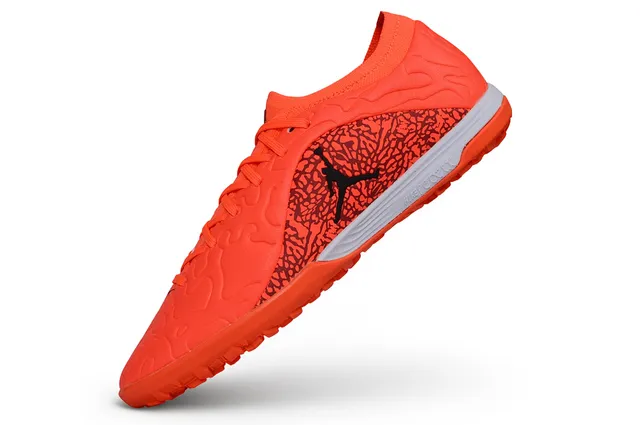 Chaussures de football en salle Air Jordan orange et noir avec semelle extérieure moulée pour terrain synthétique et tige synthétique texturée 7