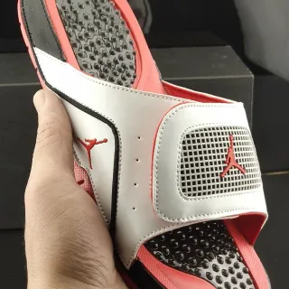 Air Jordan सफेद गुलाबी लेदर-जैसे स्ट्रैप फुटबेड स्लिपर्स