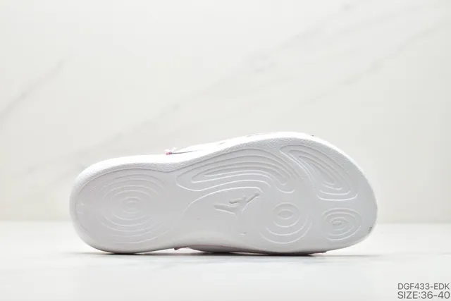 Pantuflas Air Jordan blanco y rosa con parte superior efecto cuero y ribete en contraste 2