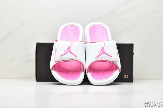 Pantuflas Air Jordan blanco y rosa con parte superior efecto cuero y ribete en contraste 3