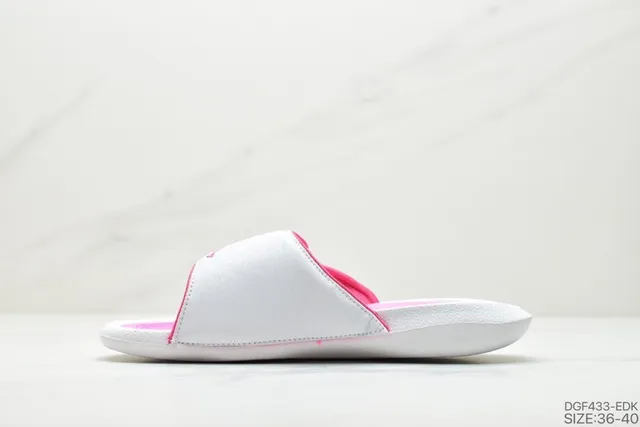 Pantuflas Air Jordan blanco y rosa con parte superior efecto cuero y ribete en contraste 4