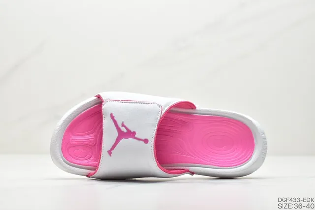 Pantuflas Air Jordan blanco y rosa con parte superior efecto cuero y ribete en contraste 5