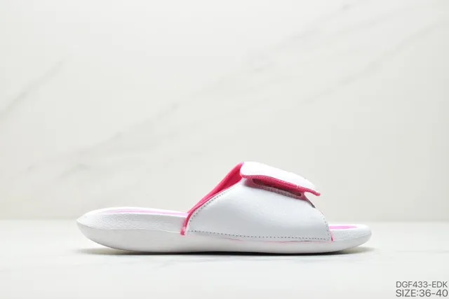 Pantuflas Air Jordan blanco y rosa con parte superior efecto cuero y ribete en contraste 6