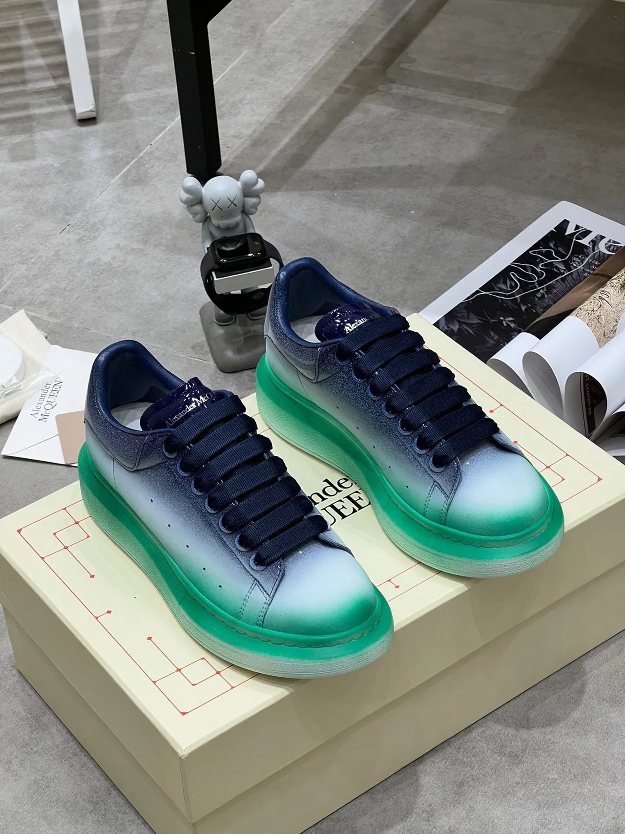 Alexander McQueen লাইফস্টাইল স্নিকার্স ওভারসাইজড প্ল্যাটফর্ম সোল সহ নীল সবুজ গ্র্যাডিয়েন্ট ওমব্র উপরের অংশে 4