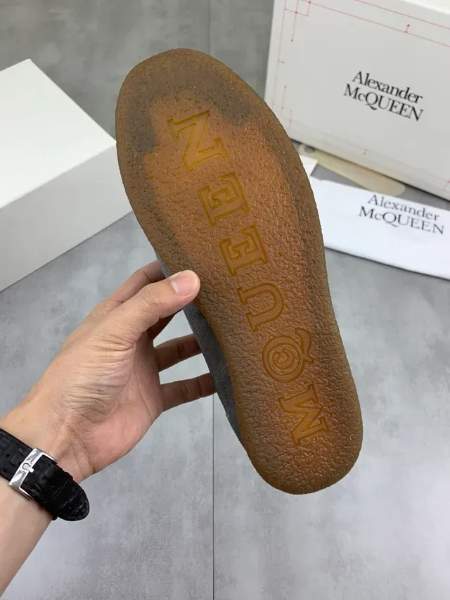 Alexander McQueen গ্রে স্যুড হোয়াইট লেস লাইফস্টাইল স্নিকার 2