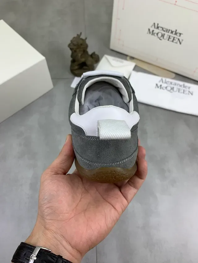 Alexander McQueen গ্রে স্যুড হোয়াইট লেস লাইফস্টাইল স্নিকার 3
