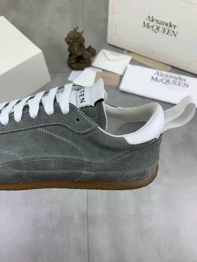 Alexander McQueen গ্রে স্যুড হোয়াইট লেস লাইফস্টাইল স্নিকার 4