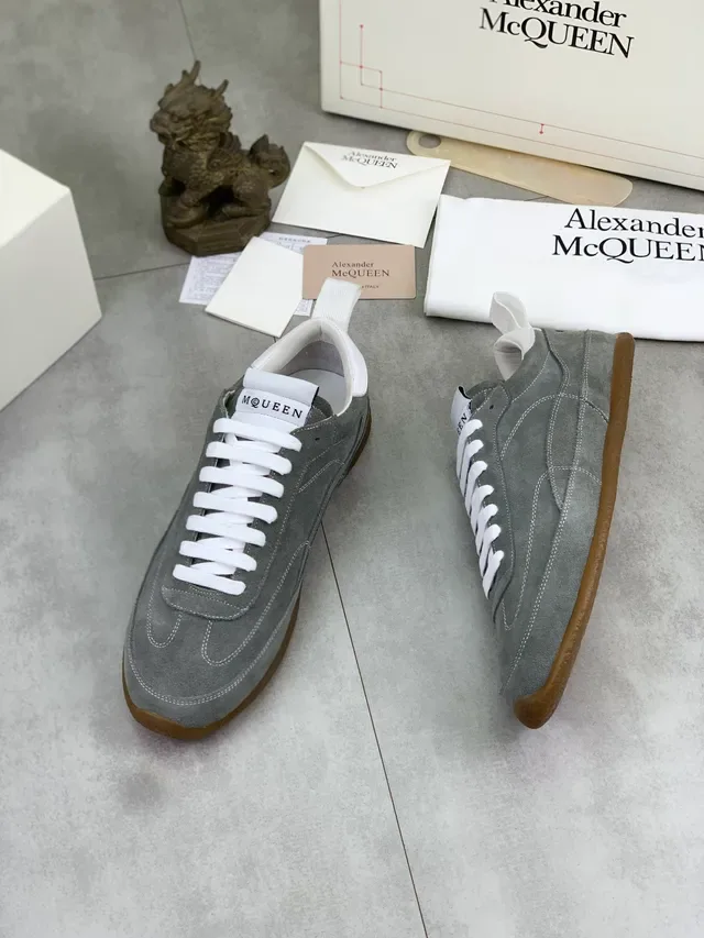 Alexander McQueen গ্রে স্যুড হোয়াইট লেস লাইফস্টাইল স্নিকার 5