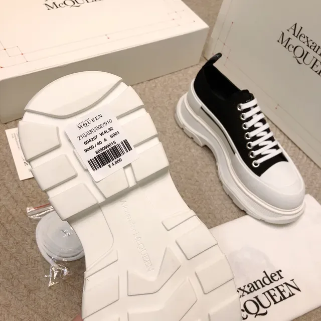 Alexander McQueen ওভারসাইজ্ড স্নিকার কালো এবং সাদা লাইফস্টাইল স্নিকার 2