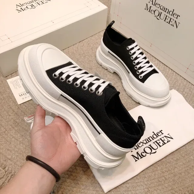 Alexander McQueen ওভারসাইজ্ড স্নিকার কালো এবং সাদা লাইফস্টাইল স্নিকার 4