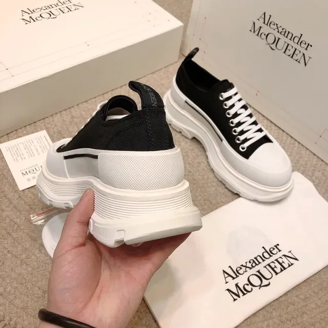 Alexander McQueen ওভারসাইজ্ড স্নিকার কালো এবং সাদা লাইফস্টাইল স্নিকার 5