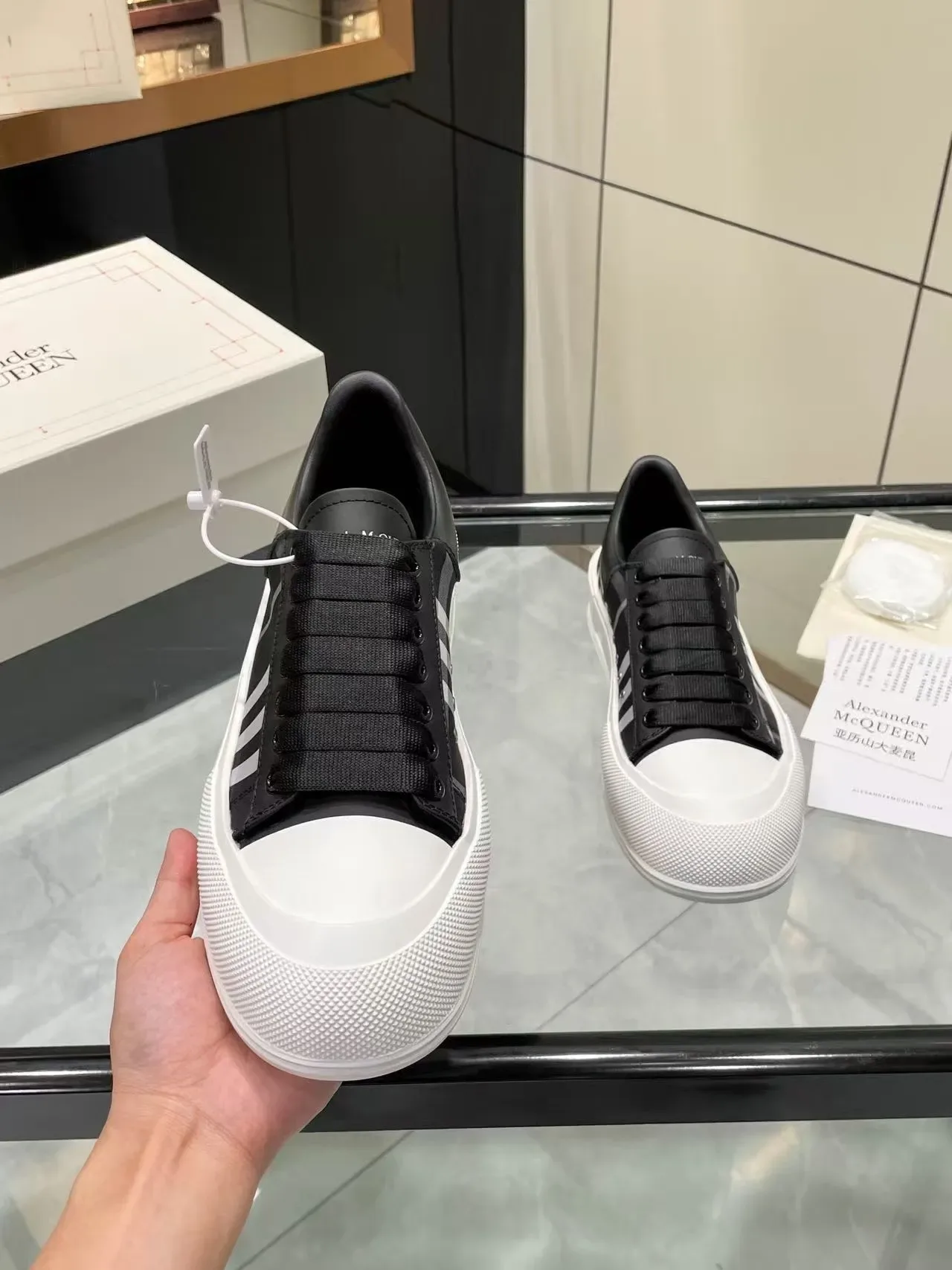 Alexander McQueen حذاء رياضي كبير أسود رمادي مربعات أبيض منصة أسلوب حياة 2