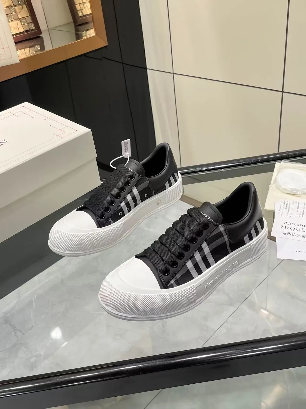 Alexander McQueen حذاء رياضي كبير أسود رمادي مربعات أبيض منصة أسلوب حياة 4