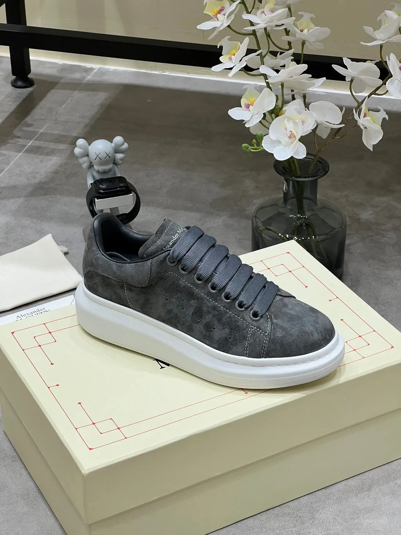 Alexander McQueen Oversized Sneaker حذاء رياضي رمادي جلد سويد أسلوب حياة 2