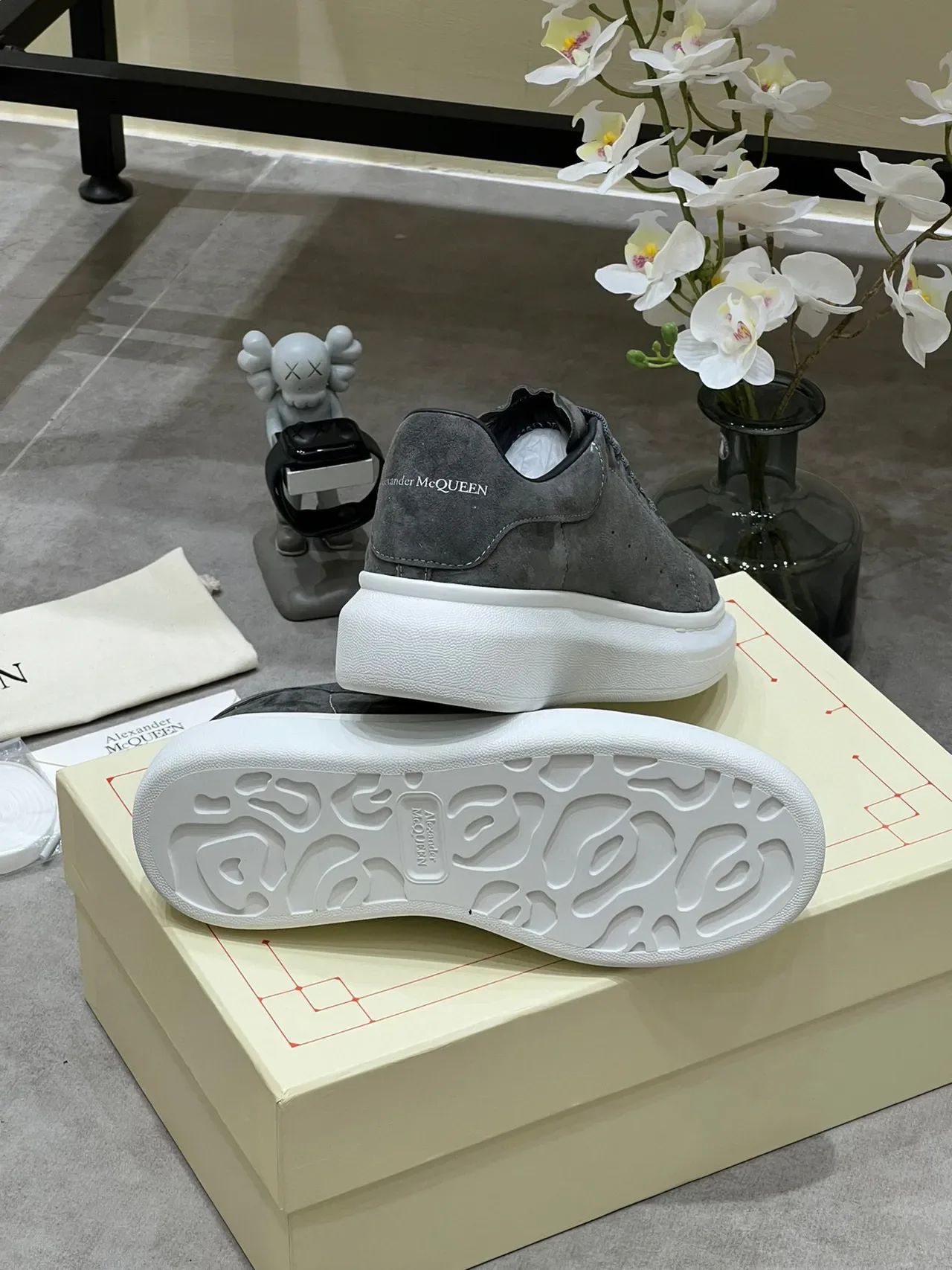 Alexander McQueen Oversized Sneaker حذاء رياضي رمادي جلد سويد أسلوب حياة 3