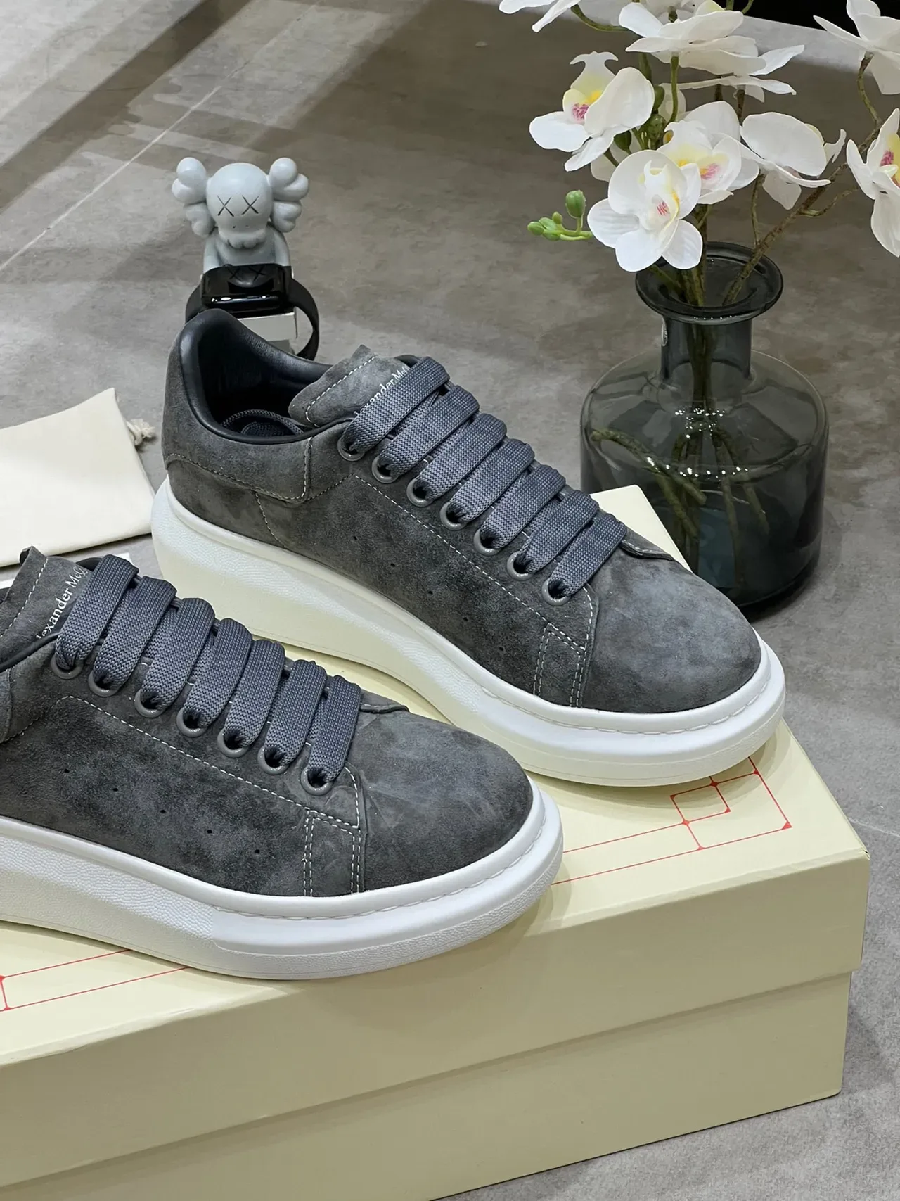 Alexander McQueen Oversized Sneaker حذاء رياضي رمادي جلد سويد أسلوب حياة 4