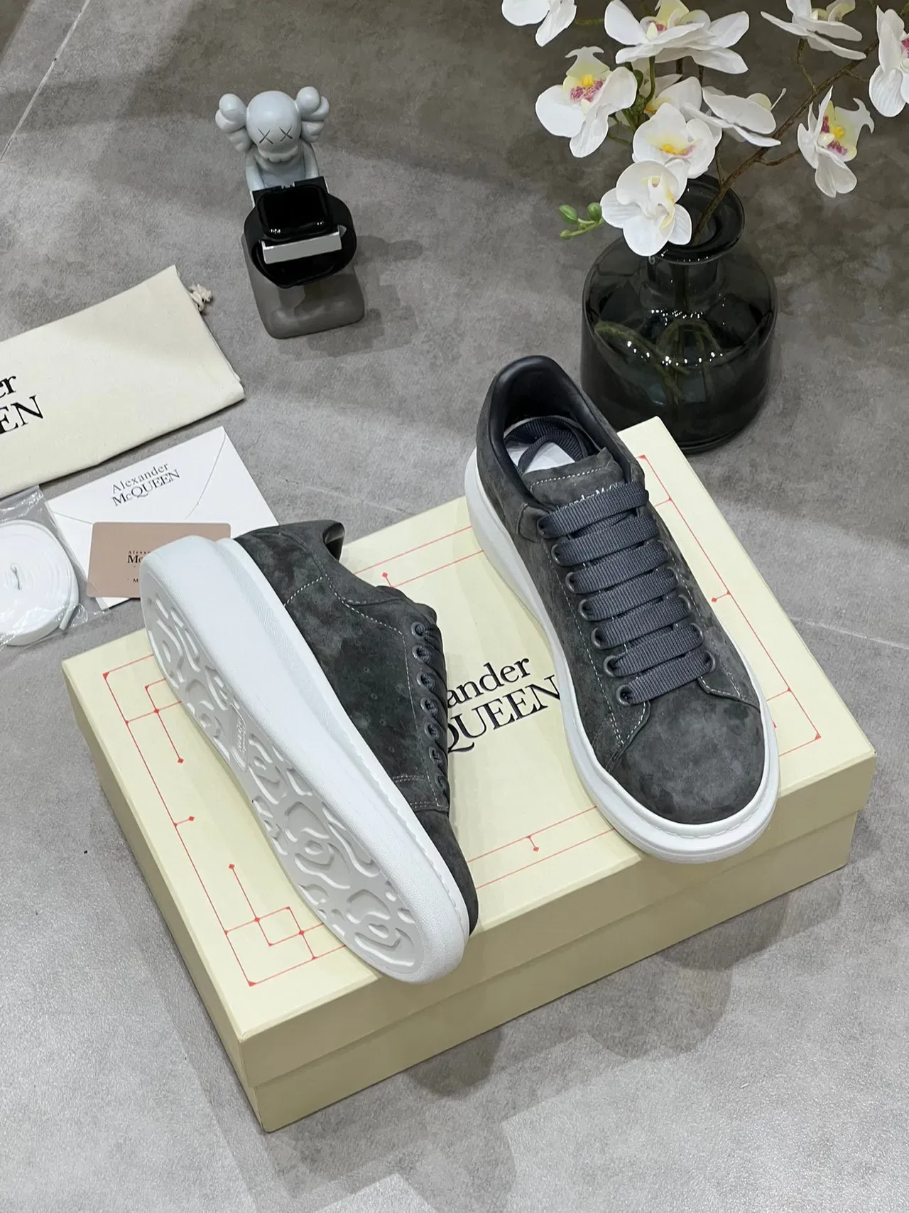 Alexander McQueen Oversized Sneaker حذاء رياضي رمادي جلد سويد أسلوب حياة 5