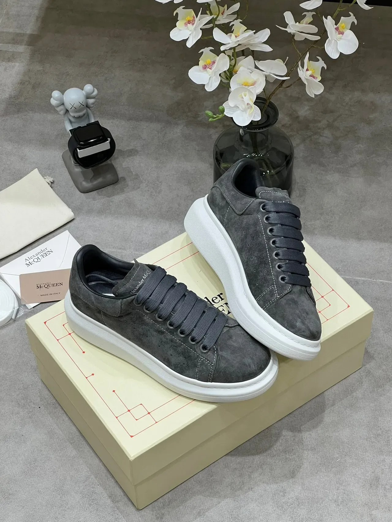 Alexander McQueen Oversized Sneaker حذاء رياضي رمادي جلد سويد أسلوب حياة 6