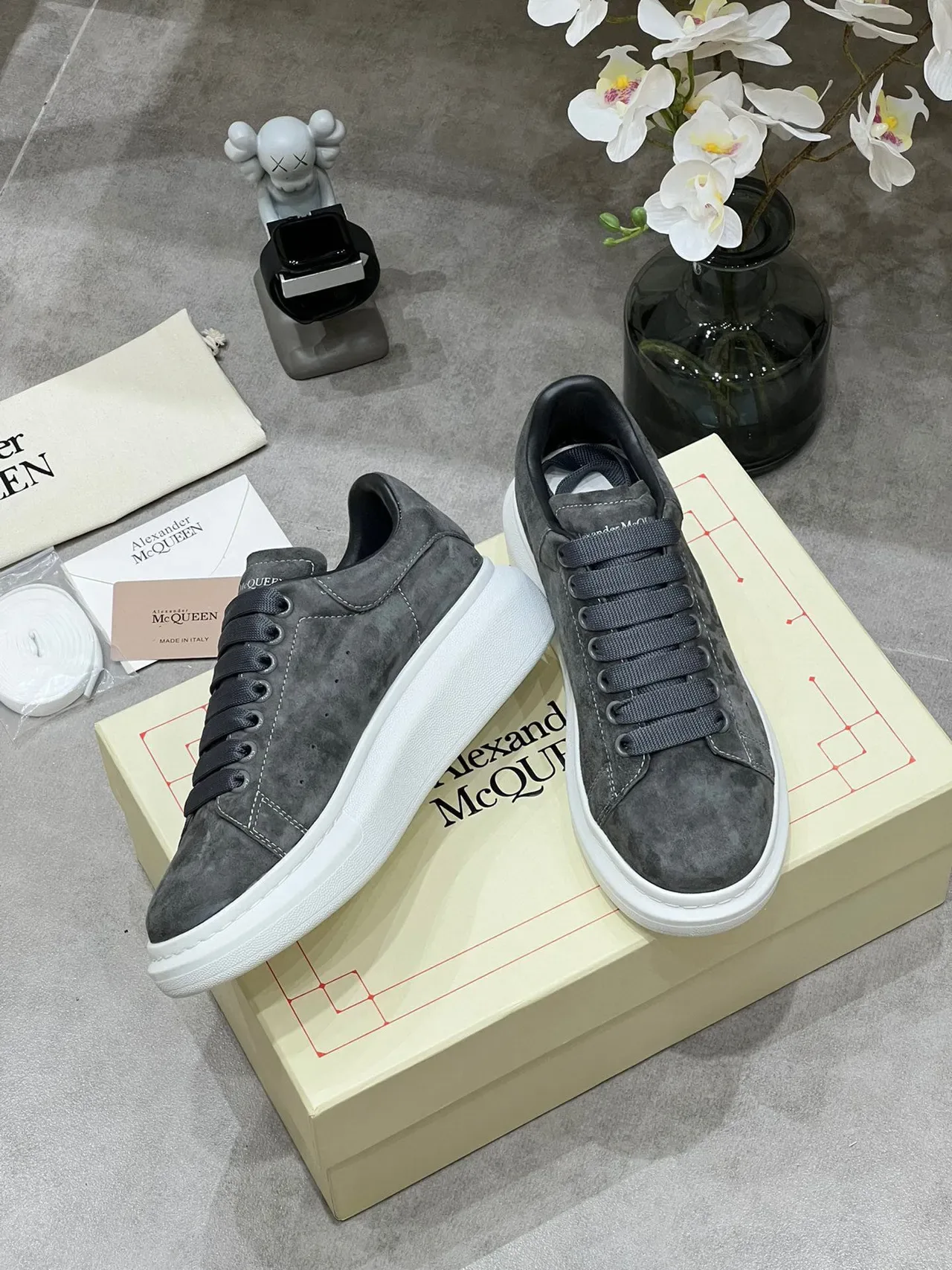 Alexander McQueen Oversized Sneaker حذاء رياضي رمادي جلد سويد أسلوب حياة 7