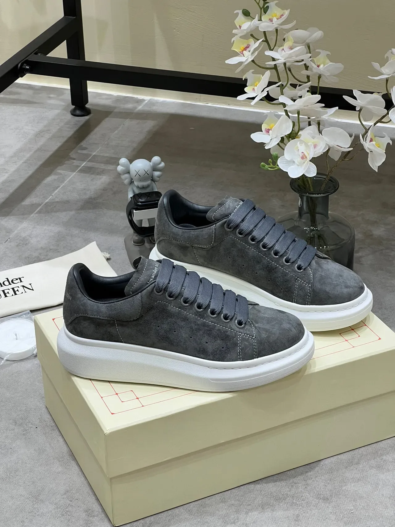 Alexander McQueen Oversized Sneaker حذاء رياضي رمادي جلد سويد أسلوب حياة 8