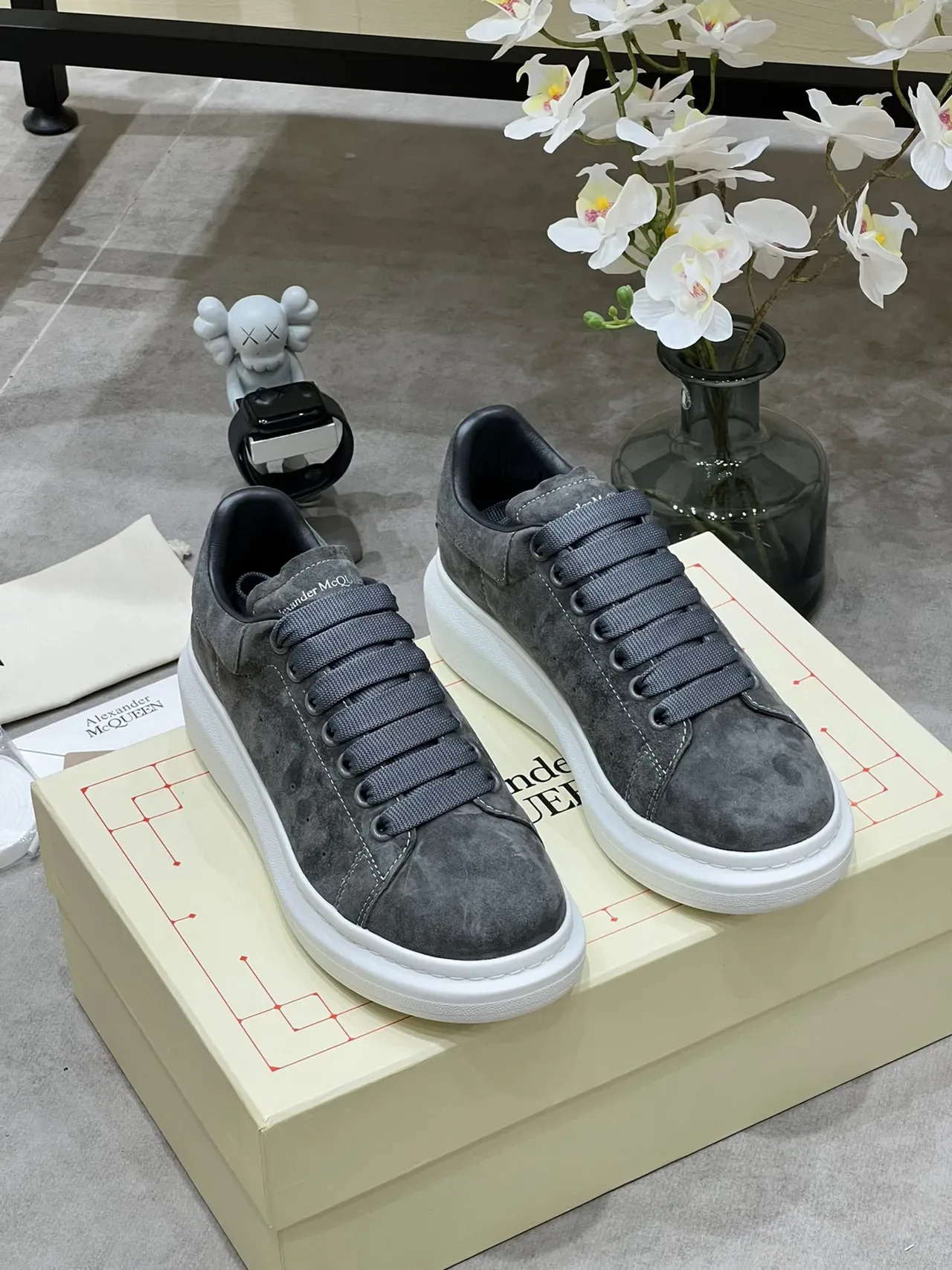 Alexander McQueen Oversized Sneaker حذاء رياضي رمادي جلد سويد أسلوب حياة 9