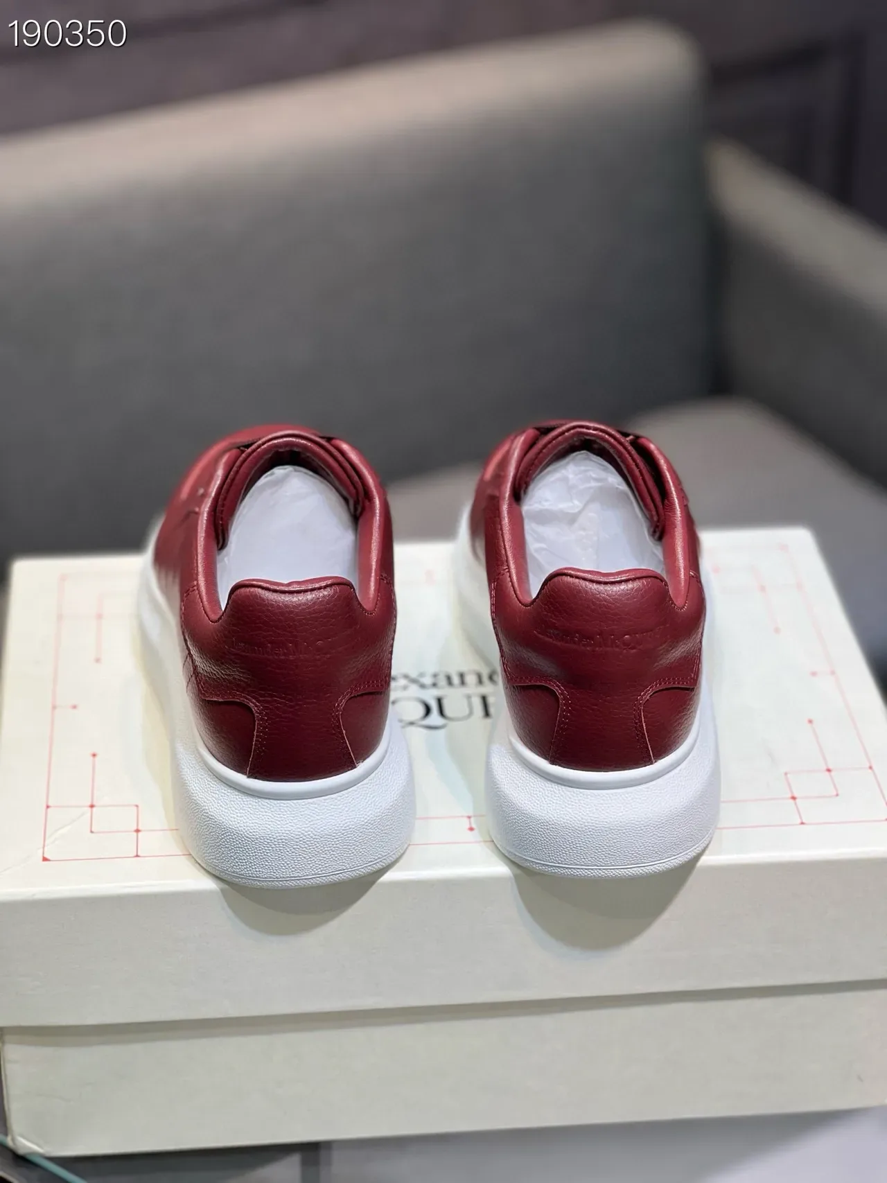 Alexander McQueen ওভারসাইজড লাল পেবল্ড লেদার লাইফস্টাইল স্নিকার 2