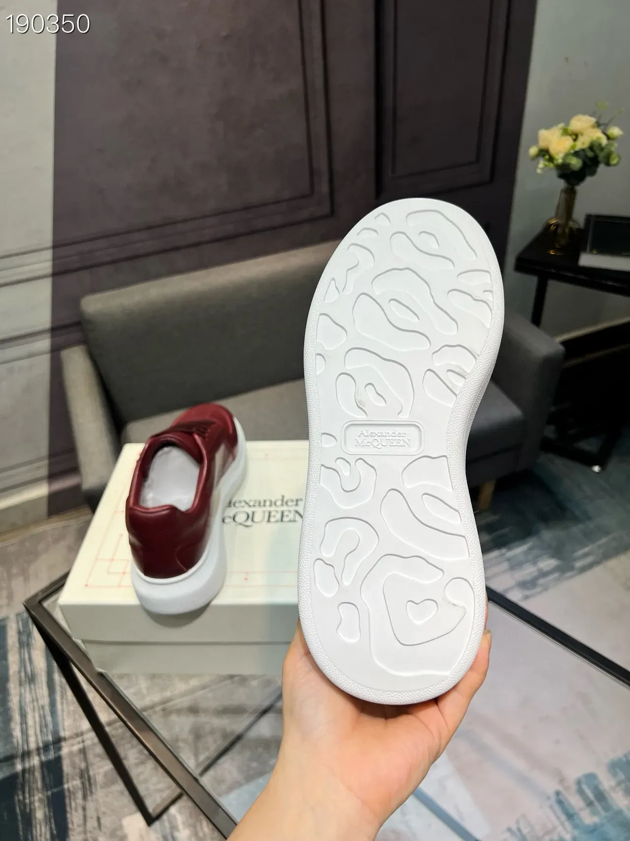 Alexander McQueen ওভারসাইজড লাল পেবল্ড লেদার লাইফস্টাইল স্নিকার 3