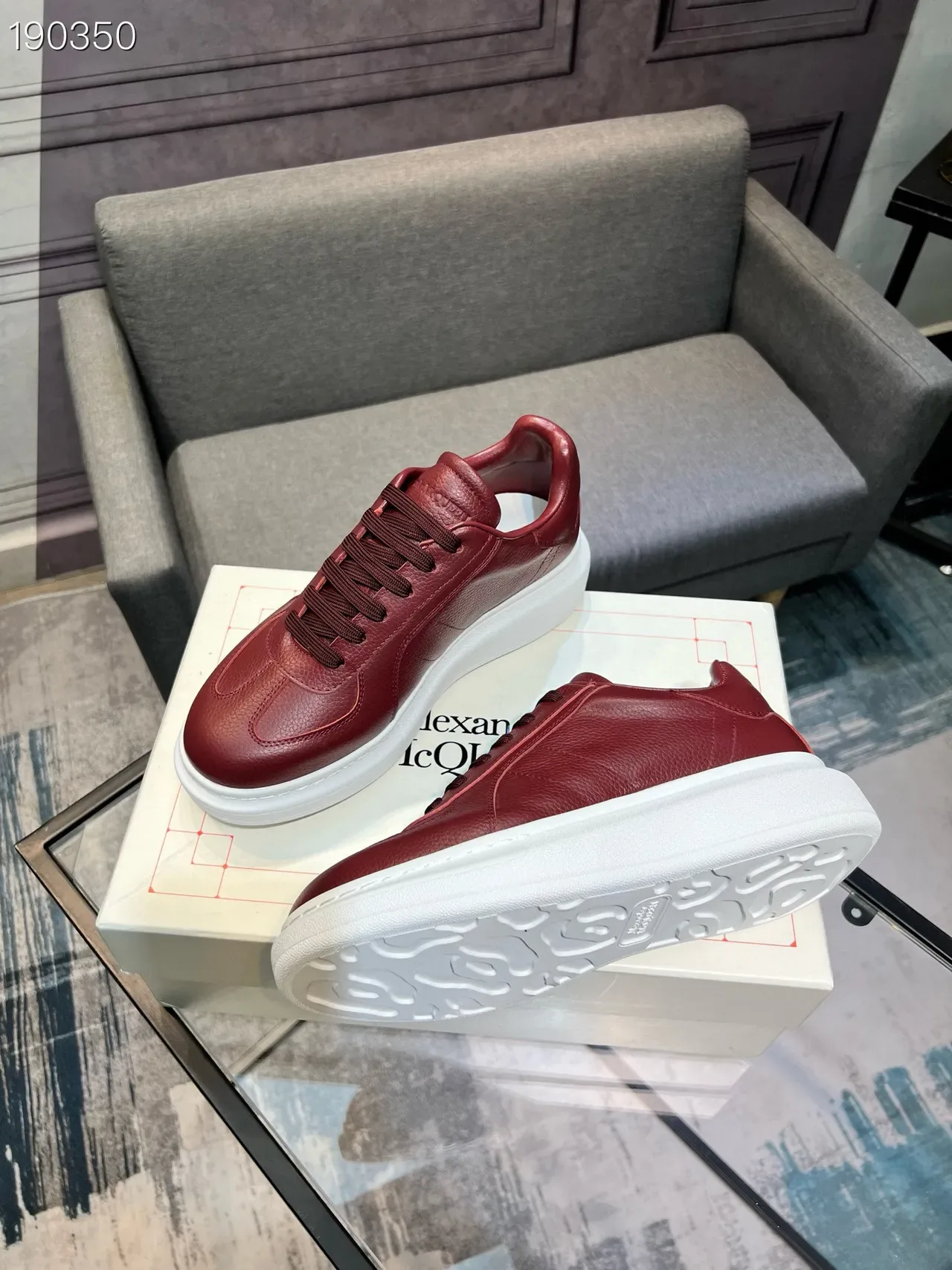 Alexander McQueen ওভারসাইজড লাল পেবল্ড লেদার লাইফস্টাইল স্নিকার 4