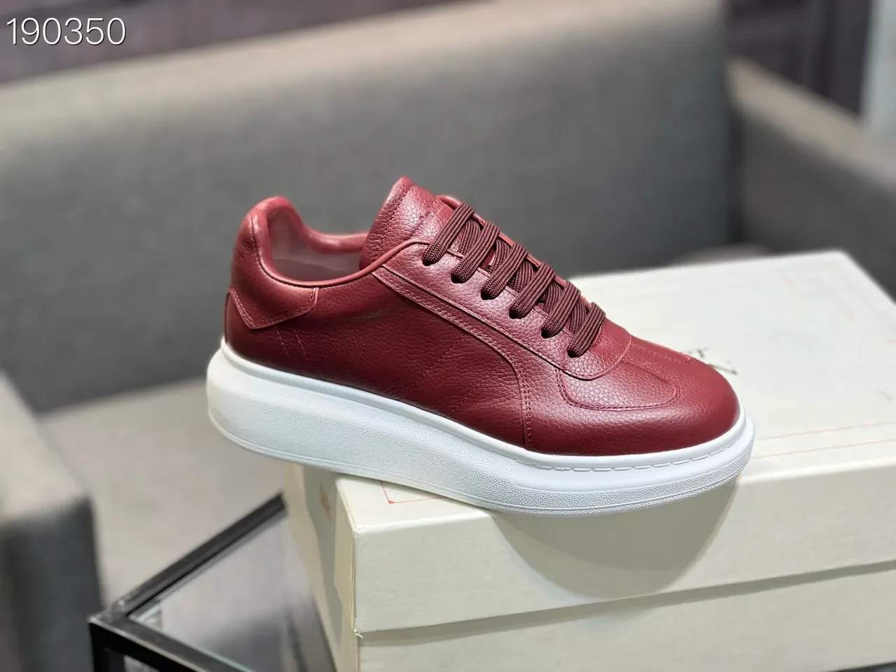 Alexander McQueen ওভারসাইজড লাল পেবল্ড লেদার লাইফস্টাইল স্নিকার 5