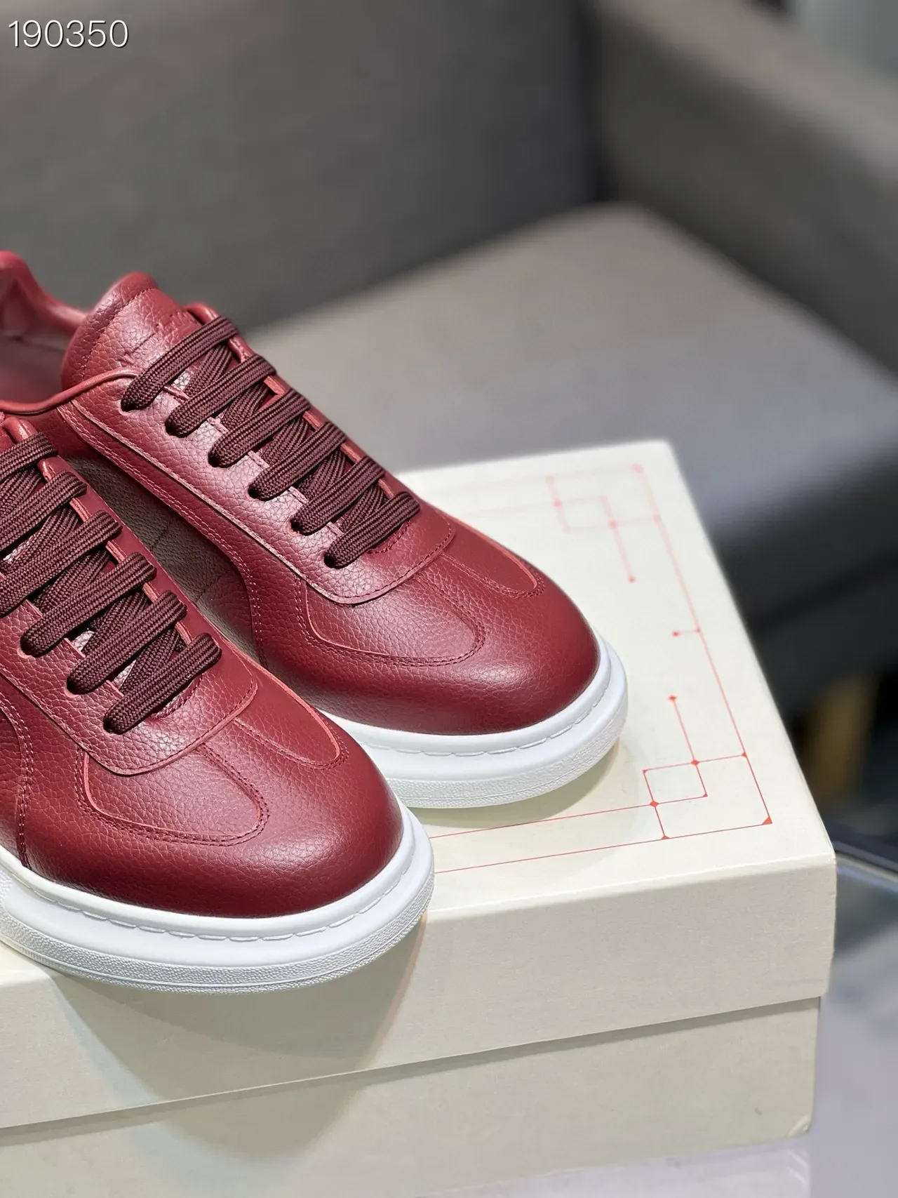 Alexander McQueen ওভারসাইজড লাল পেবল্ড লেদার লাইফস্টাইল স্নিকার 6