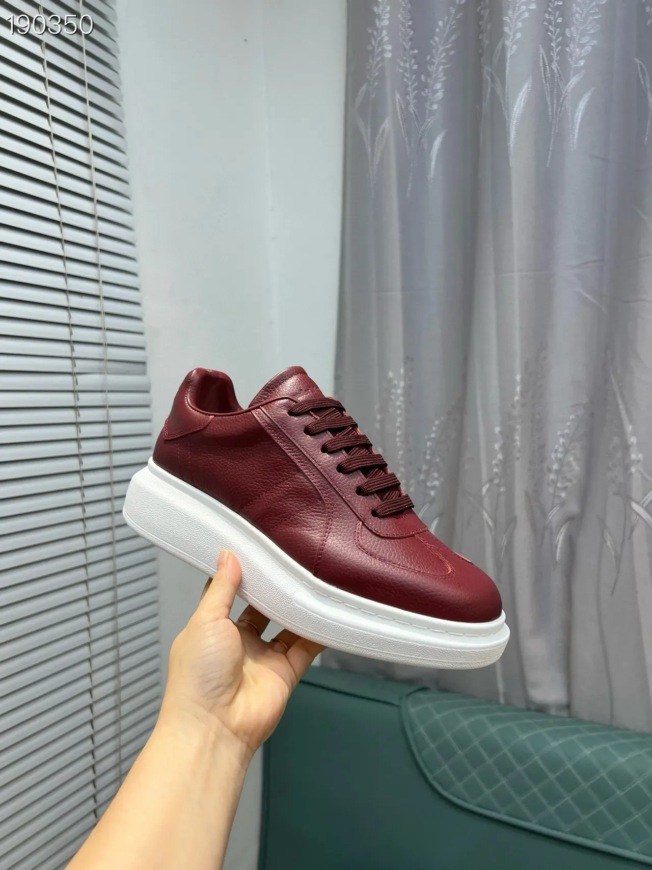 Alexander McQueen ওভারসাইজড লাল পেবল্ড লেদার লাইফস্টাইল স্নিকার 7