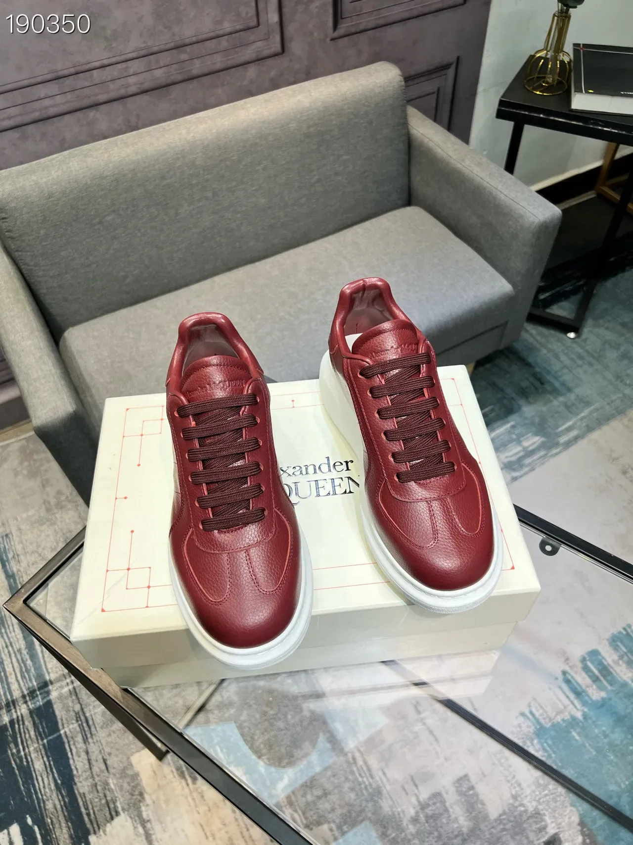 Alexander McQueen ওভারসাইজড লাল পেবল্ড লেদার লাইফস্টাইল স্নিকার 8