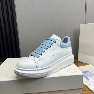 Alexander McQueen ओवरसाइज्ड स्नीकर सफेद और नीला सिल्हूट प्लेटफॉर्म सोल लाइफस्टाइल स्नीकर
