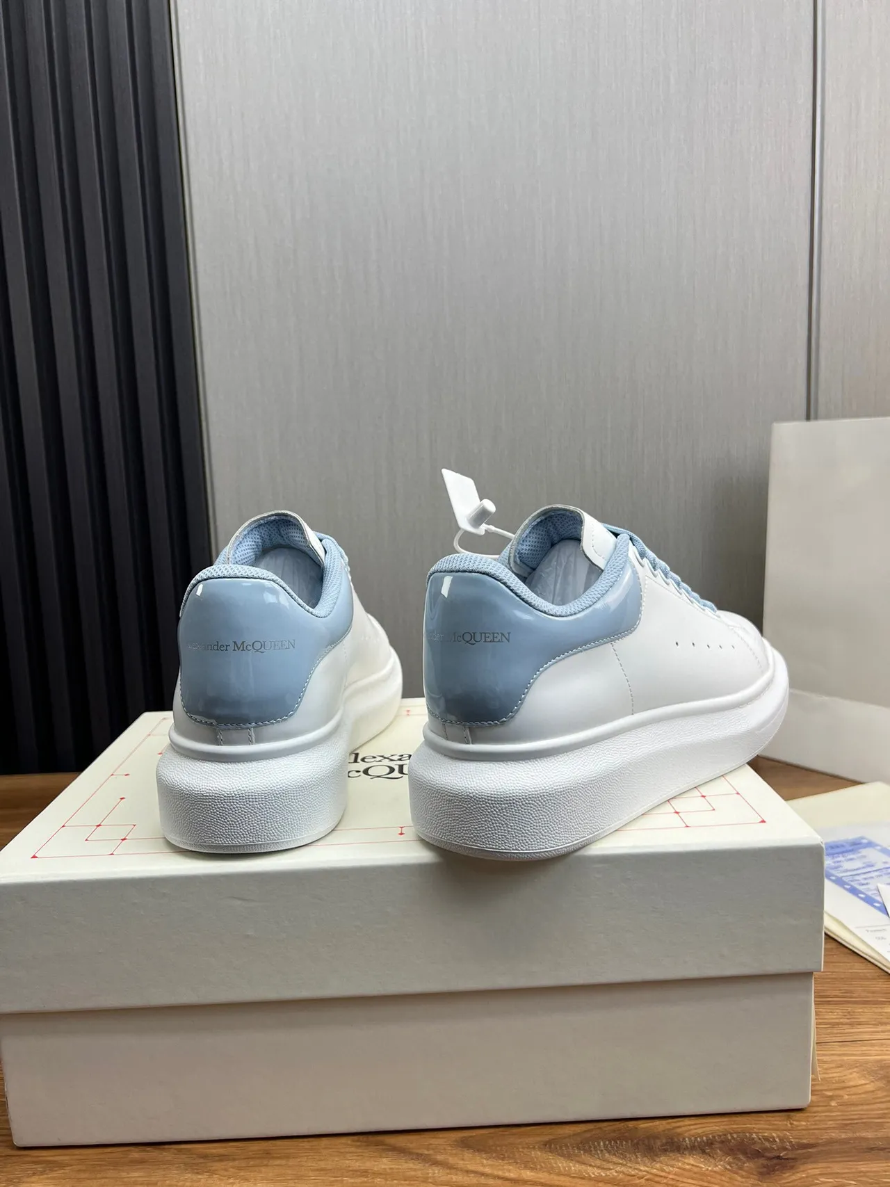 Alexander McQueen 超大号运动鞋 白色蓝色 轮廓 平台鞋底 生活方式运动鞋 3
