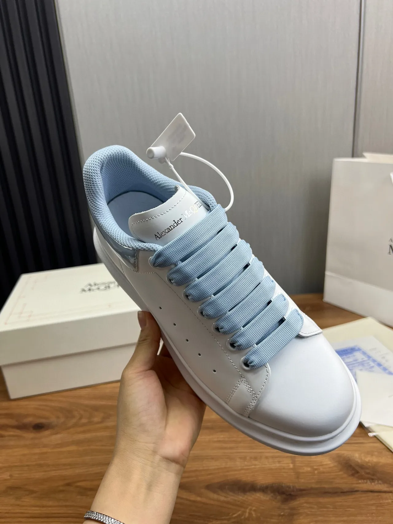 Alexander McQueen 超大号运动鞋 白色蓝色 轮廓 平台鞋底 生活方式运动鞋 4