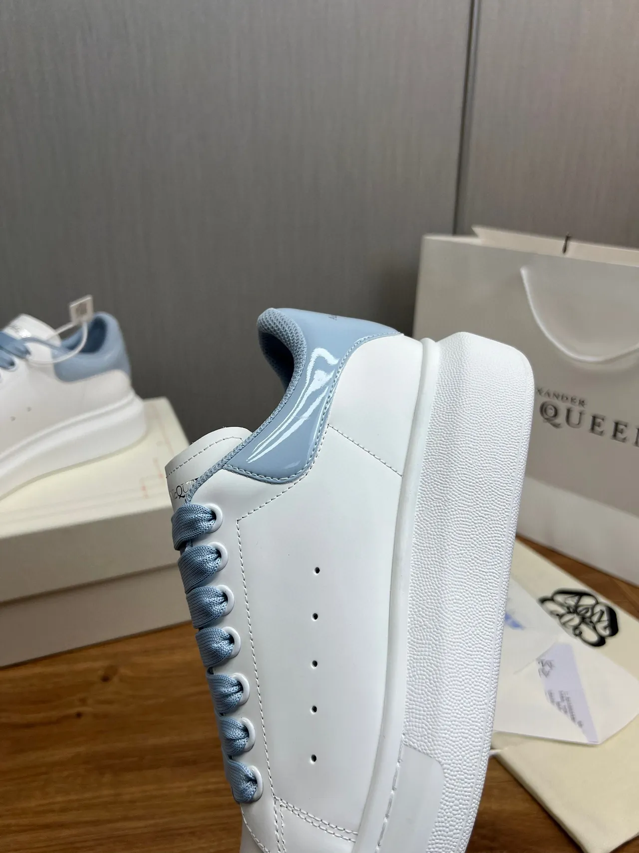 Alexander McQueen 超大号运动鞋 白色蓝色 轮廓 平台鞋底 生活方式运动鞋 5