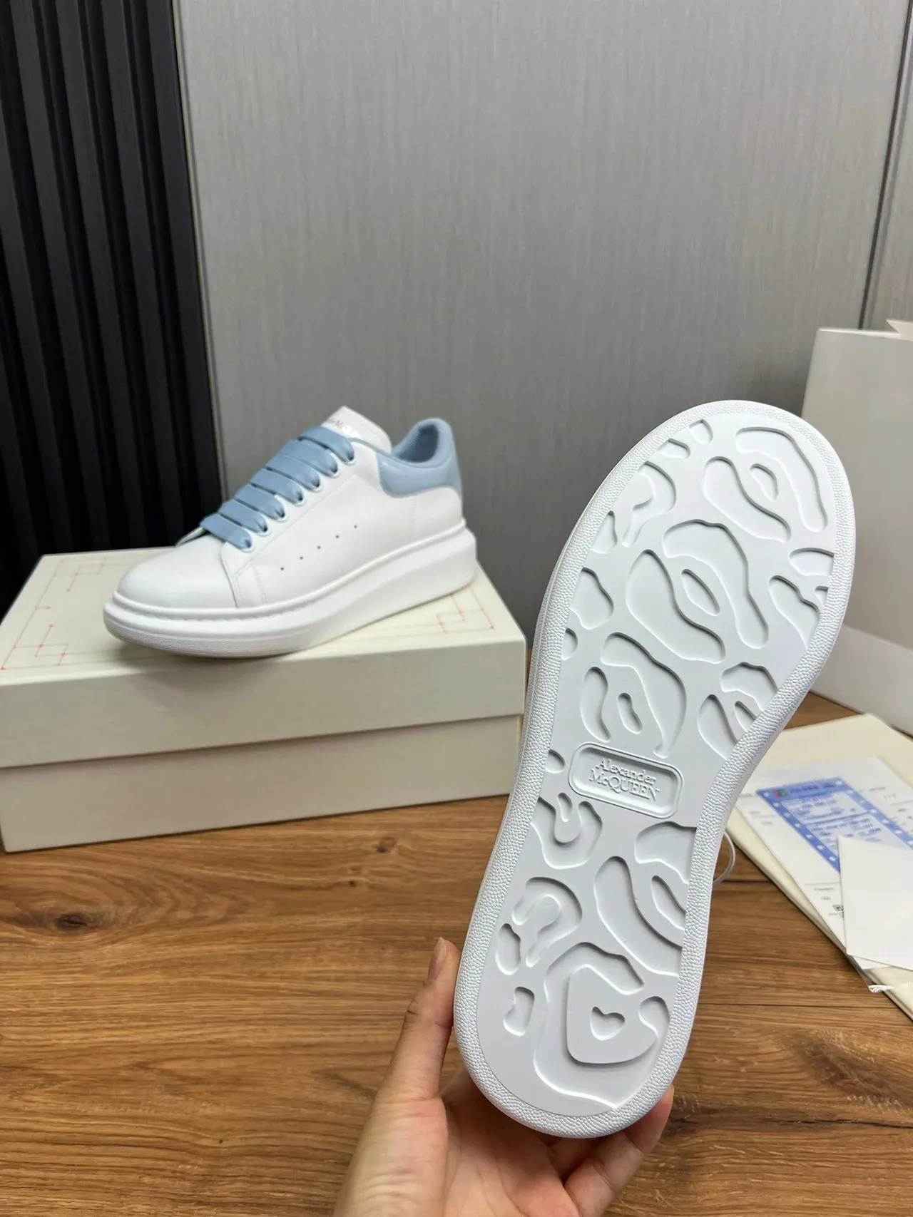 Alexander McQueen 超大号运动鞋 白色蓝色 轮廓 平台鞋底 生活方式运动鞋 6