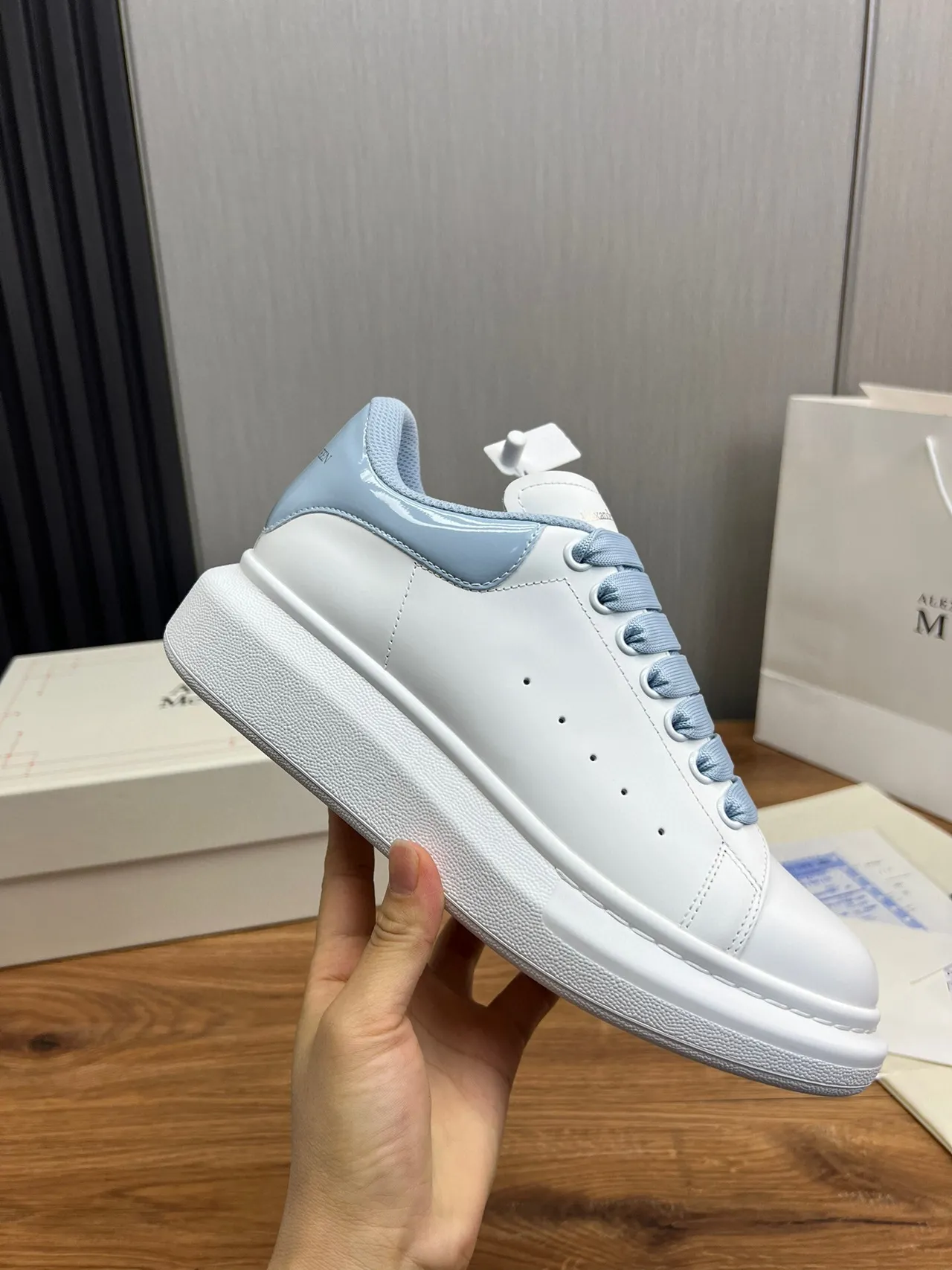 Alexander McQueen 超大号运动鞋 白色蓝色 轮廓 平台鞋底 生活方式运动鞋 7