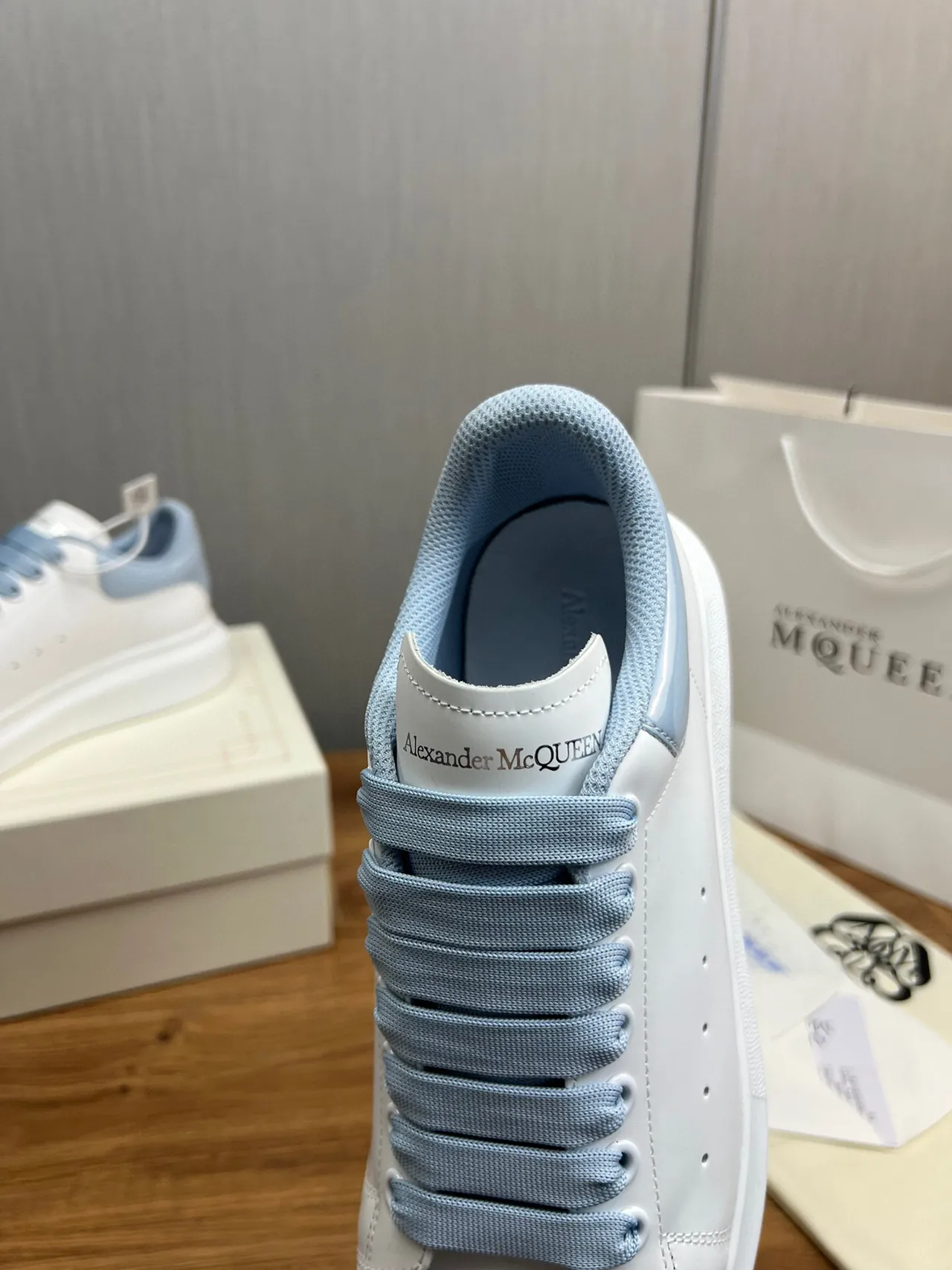 Alexander McQueen 超大号运动鞋 白色蓝色 轮廓 平台鞋底 生活方式运动鞋 8