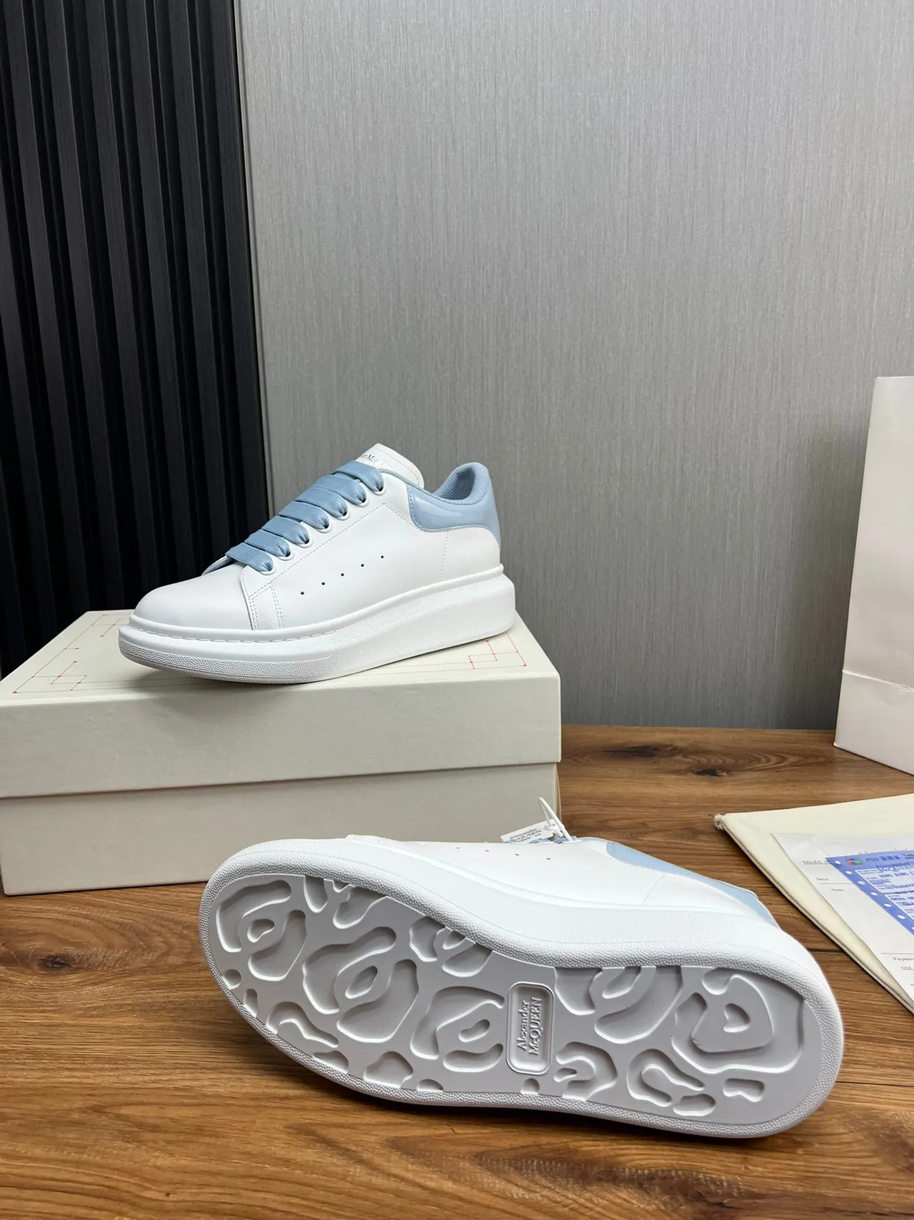 Alexander McQueen 超大号运动鞋 白色蓝色 轮廓 平台鞋底 生活方式运动鞋 9