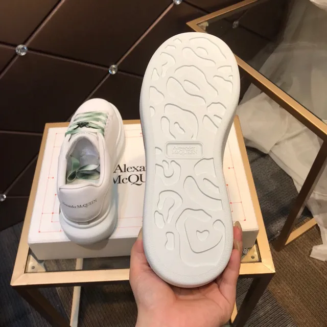 Alexander McQueen Zapatilla oversized blanco verde suela plataforma cinta gradiente cordones chunky sneakers 4