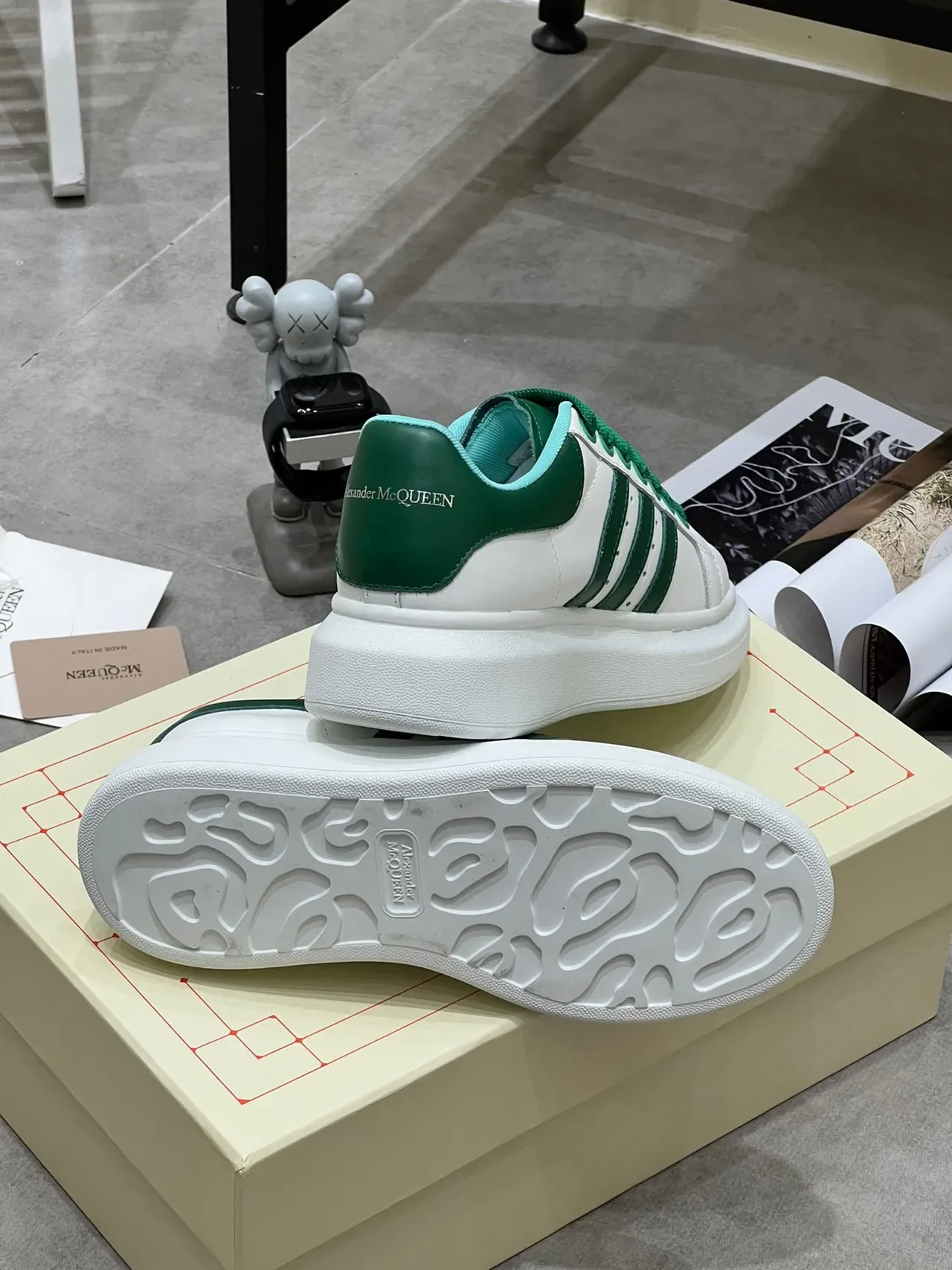 Alexander McQueen বড় সাইজের স্নিকার সাদা সবুজ ট্রিপল স্ট্রाइপ লाइফস্টাইল স্নিকার 3