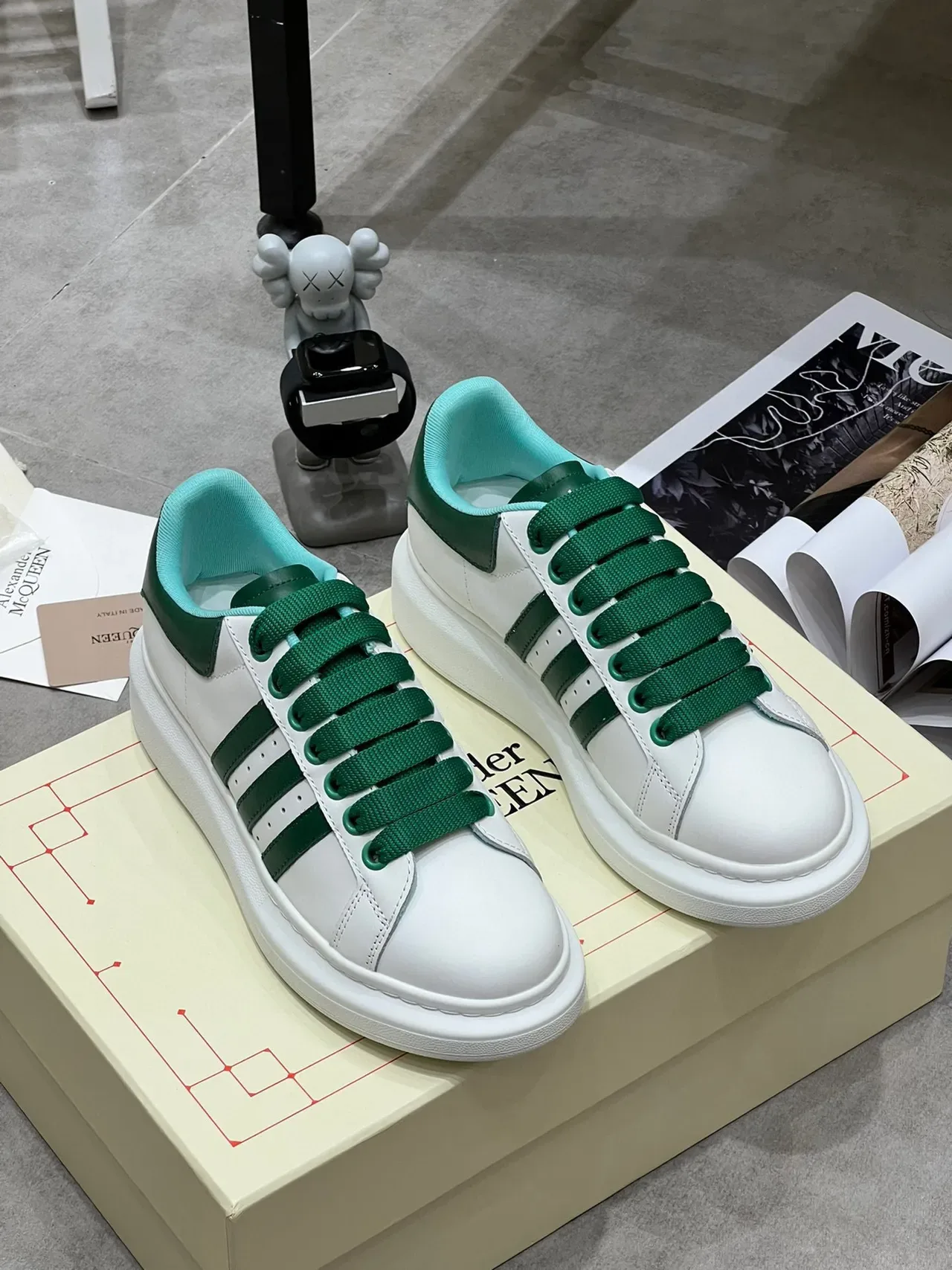 Alexander McQueen বড় সাইজের স্নিকার সাদা সবুজ ট্রিপল স্ট্রाइপ লाइফস্টাইল স্নিকার 4